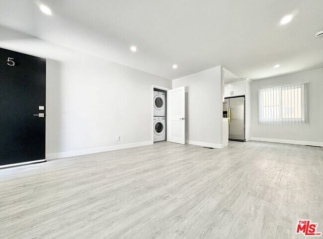 Building Photo - 1118 S Holt Ave