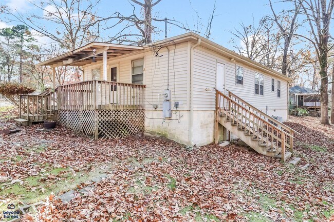 Building Photo - This 3 bedroom / 1 full bath and 1,284 sq feet House will Blow Your Mind!