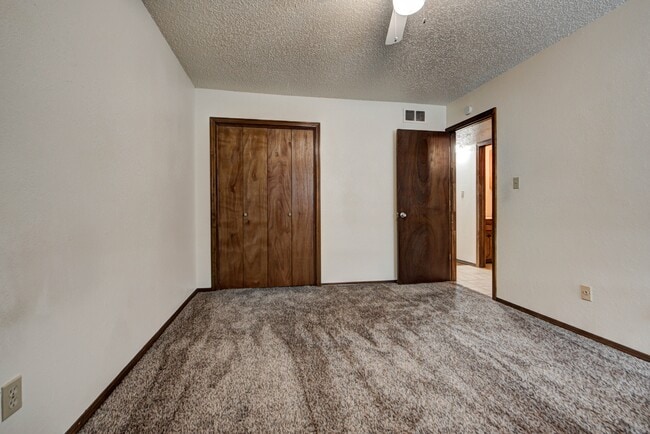 Building Photo - 1315 Glen Oaks Ct