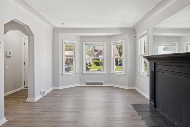 Building Photo - $1375 3 bedooms