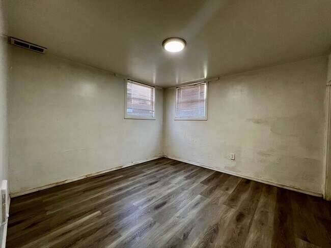 Building Photo - H706