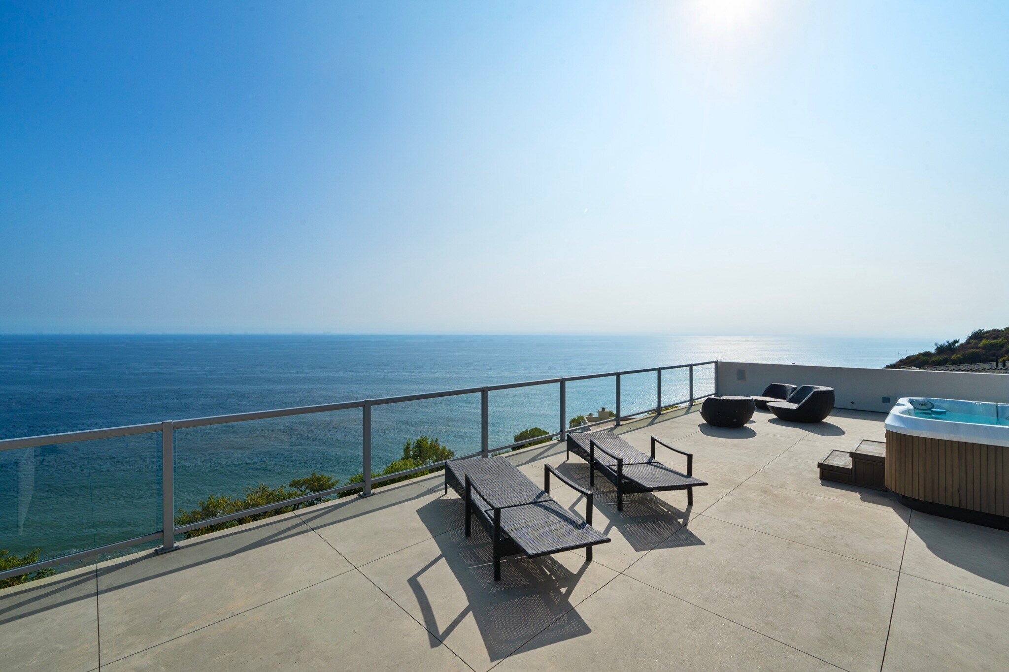 Jacuzzi and sunbathing patio - 20782 Rockpoint Way