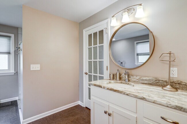 Building Photo - 1827 Larchmont Ln