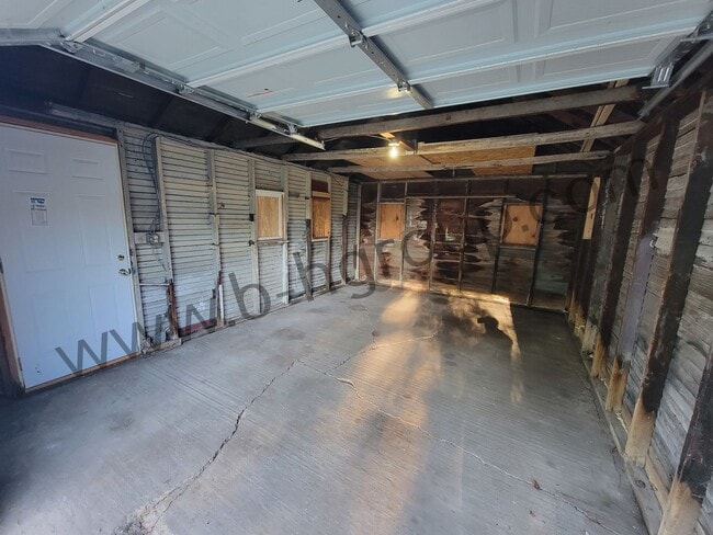 Building Photo - Great Location!