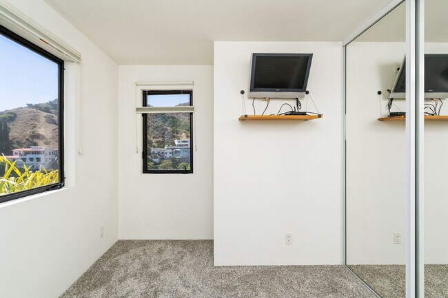Building Photo - 6441 BRYN MAWR Dr