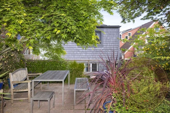 Building Photo - Potrero Hill - 3 BR, 2.5 BA House 1,388 Sq. Ft. - 3D Virtual Tour, Large Private Yard