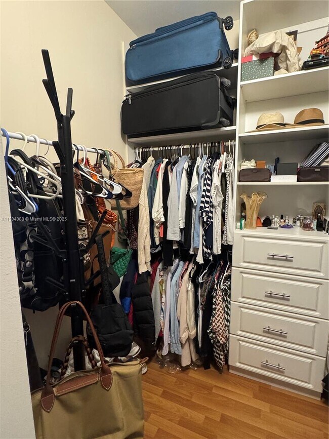 Building Photo - 801 Brickell Key Blvd