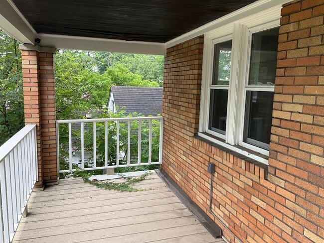 Building Photo - Charming, Character-Filled 2 Bedroom in Br...