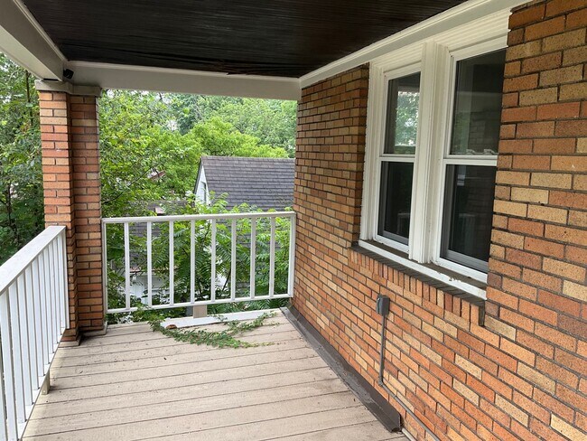 Building Photo - Charming, Character-Filled 2 Bedroom in Brentwood – Freshly Updated & Move-In Ready