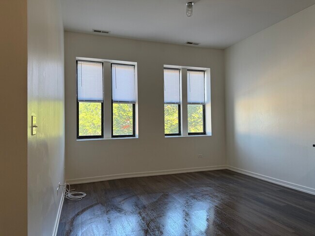 Building Photo - 5600 N Ridge Ave