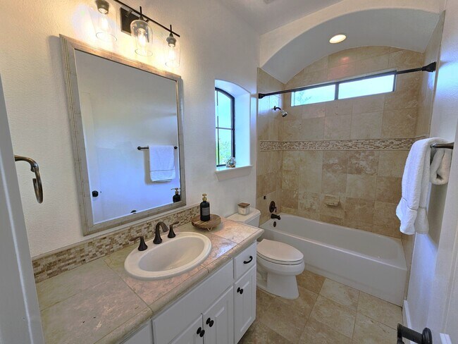 Building Photo - 206 Lido St