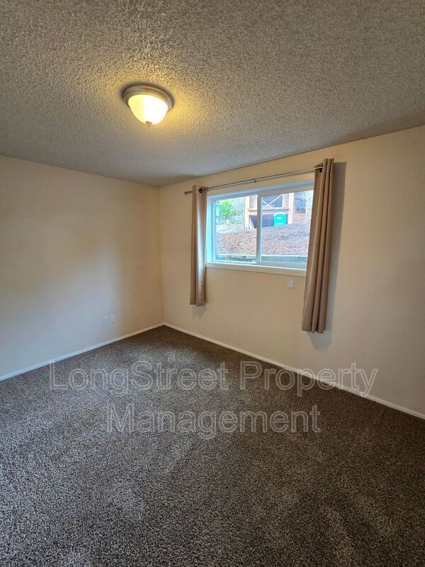 Building Photo - 2911 NW Ashwood Dr