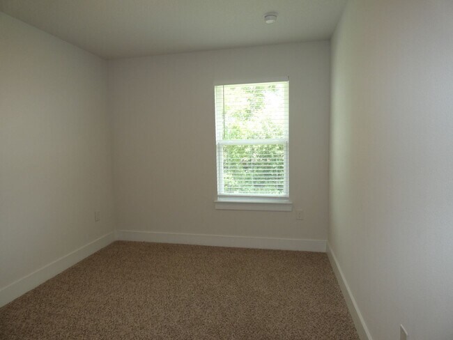 Building Photo - 3-Bedroom Townhome - Admiral's Quarters