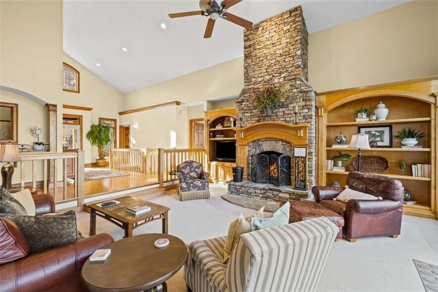 Building Photo - 339 Willow Dr