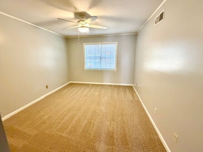 Building Photo - 5712 Robin Hop Ln