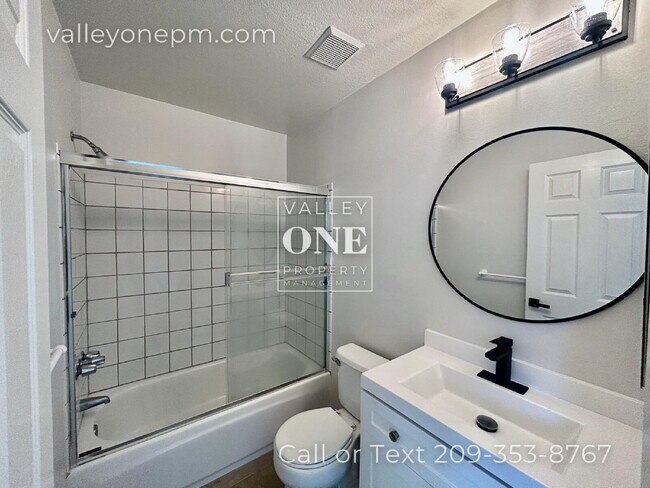 Building Photo - Commuter-Friendly 3 Bed, 2 Bath Home on Quiet Cul-De-Sac