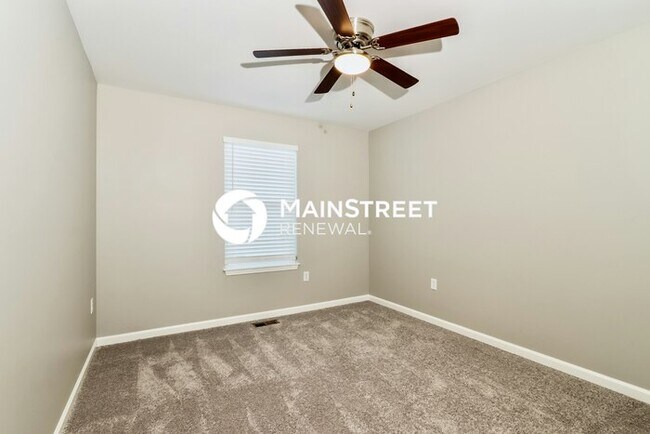 Building Photo - 3 Bedroom Pet-Friendly Home in Jeffersonville, IN with Main Street Renewal