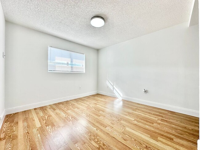 Building Photo - 351 Palm Way