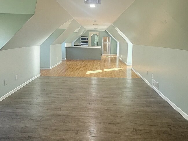 Building Photo - Just renovated, townhouse