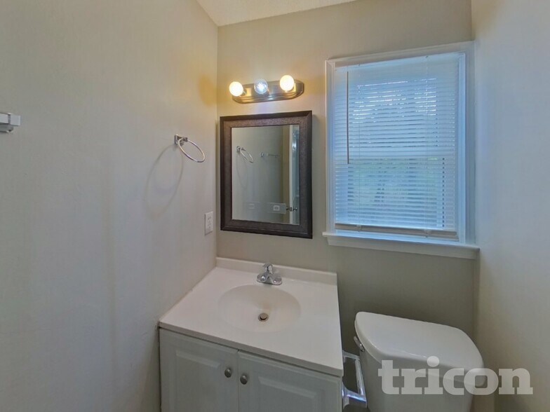 Building Photo - 1444 Riverwood Ct