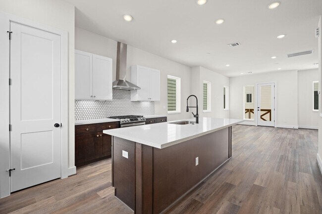 Building Photo - 3905 B Pinemont Dr