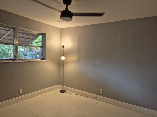 Building Photo - 4920 SW 28th Terrace
