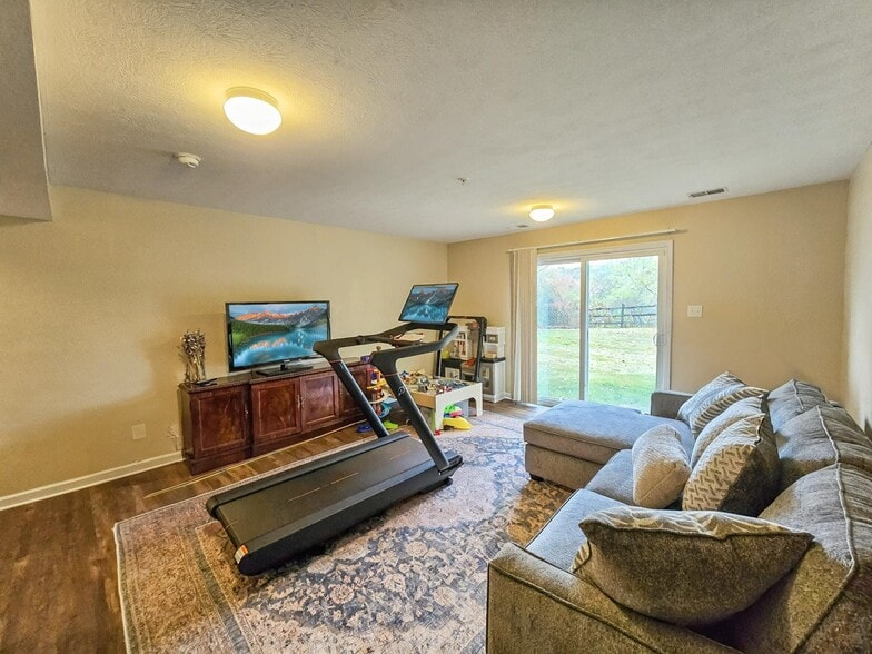 Building Photo - 813 Fairgate Dr