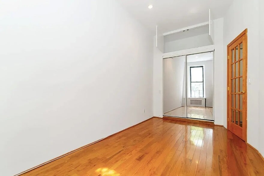 Building Photo - 125 E 39th St