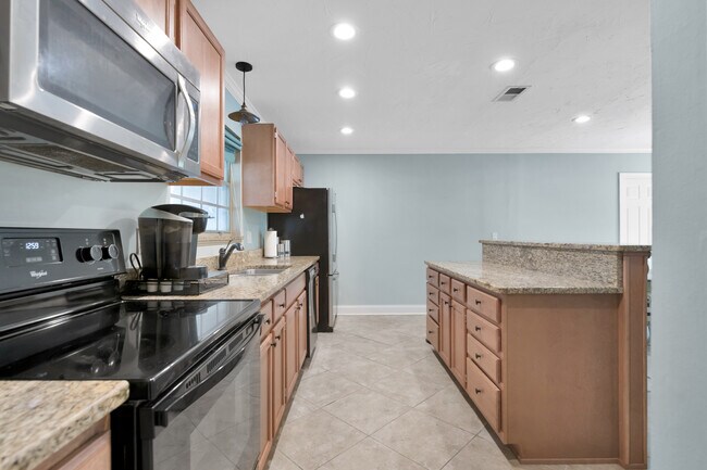 Building Photo - 111 Bayshore Ct NE