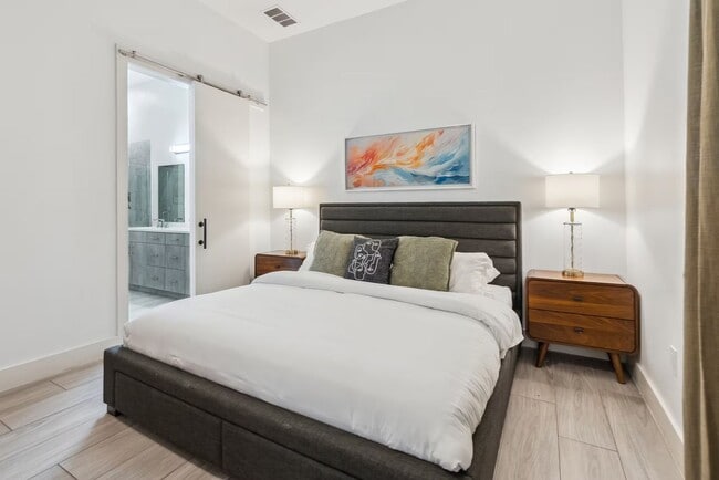 Building Photo - Luxury 1 Bedroom + Flex Space | 2 Full Baths | 975 Sq. Ft. | The Cedars, Dallas