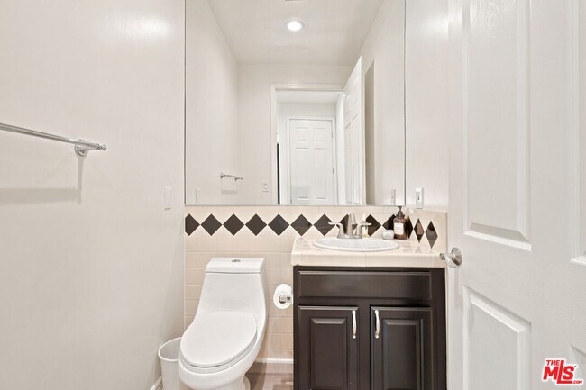 Building Photo - 4940 Laurel Canyon Blvd