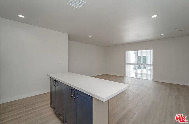 Building Photo - 204 E 29th St