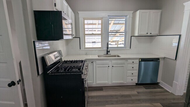 Building Photo - Welcome to this newly renovated, 3-bedroom home located in the heart of Akron