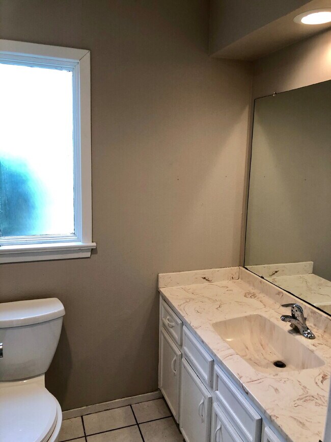 Building Photo - Spacious Townhouse close to TTU and medical.