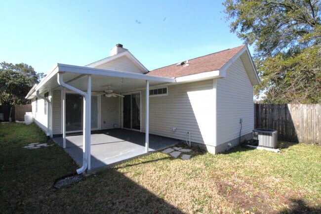 Building Photo - NE Pensacola 2BR/2BA with Ensuite, Dining ...