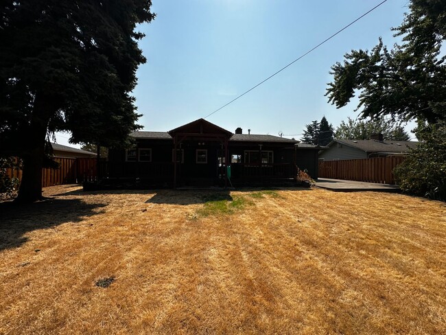 Building Photo - Fantastic Ranch Style 3 bedroom home pets ...