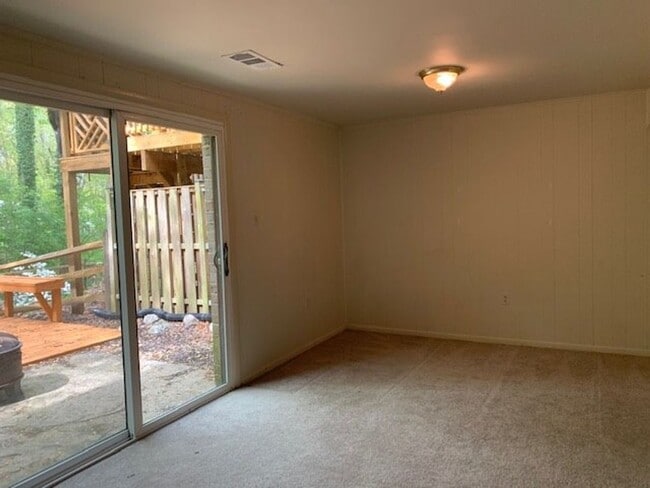 Building Photo - Spacious 3 BR, 2.5 BA townhouse with finis...