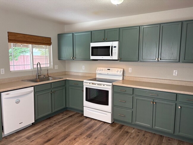Building Photo - Charming 3 Bedroom, 2 Bath Home in Peacefu...