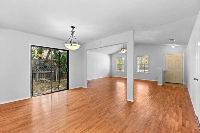 Building Photo - 607 Russet Valley Dr