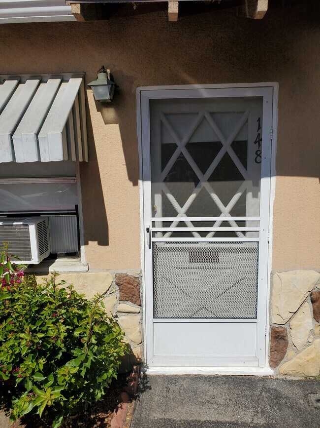 Primary Photo - 148 N Beachwood Dr