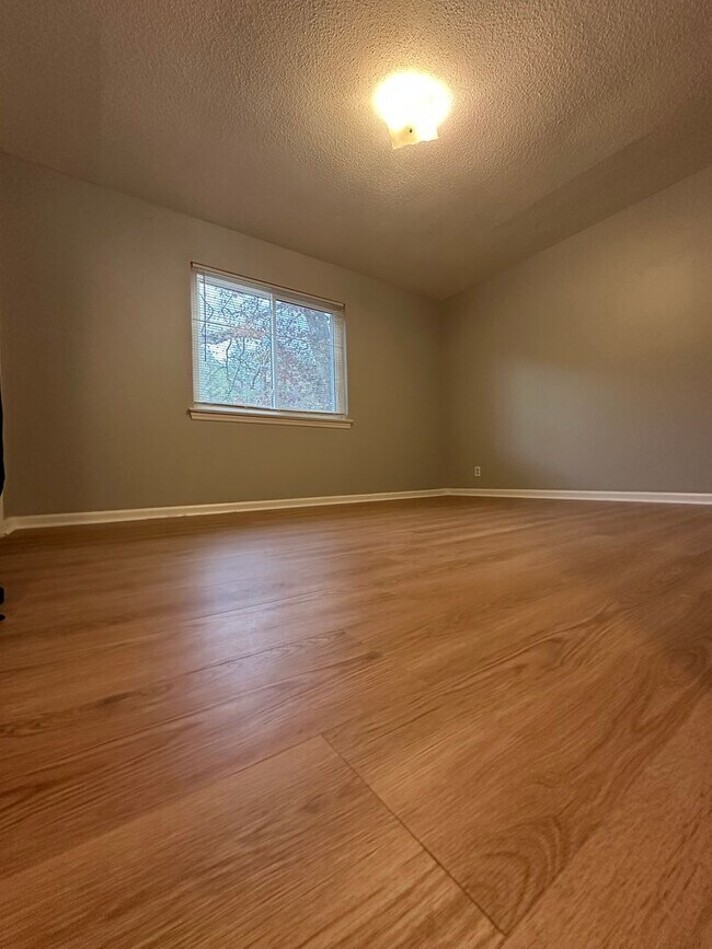 Building Photo - 3340 Pinewood Ave