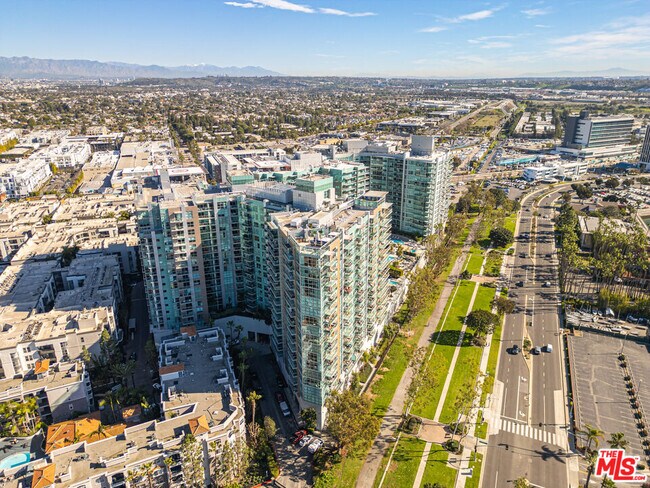 Building Photo - 13700 Marina Pointe Dr