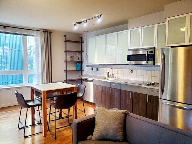 Building Photo - Beautiful 1 bed 1 bath Belltown!