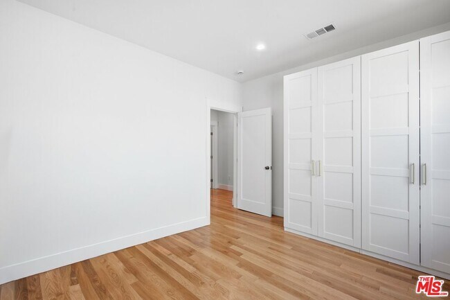 Building Photo - 137 E Ave 43