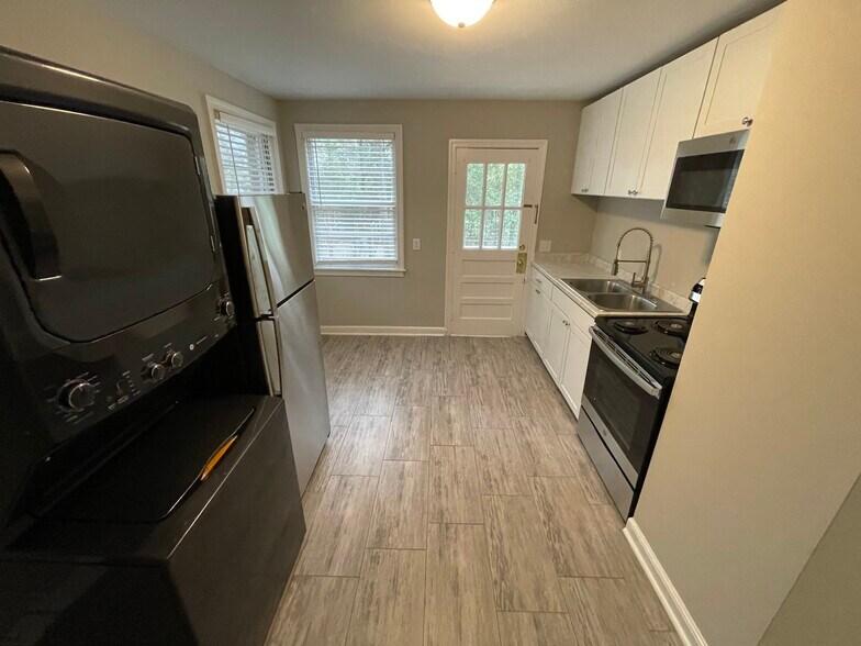 Building Photo - 28 Hollywood Ct