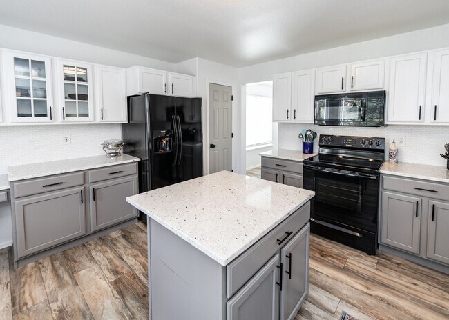 Building Photo - Beautiful 4 Bedroom Home in North Gate D20