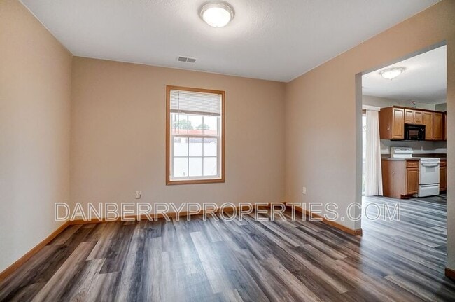 Building Photo - 1127 N Byrne Rd