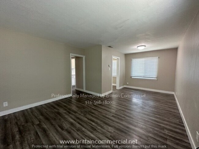 Building Photo - AVAILABLE NOW!! Charming, Spacious Single ...