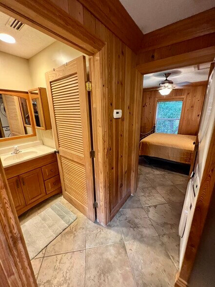 Building Photo - 2162 SW Perry Ter