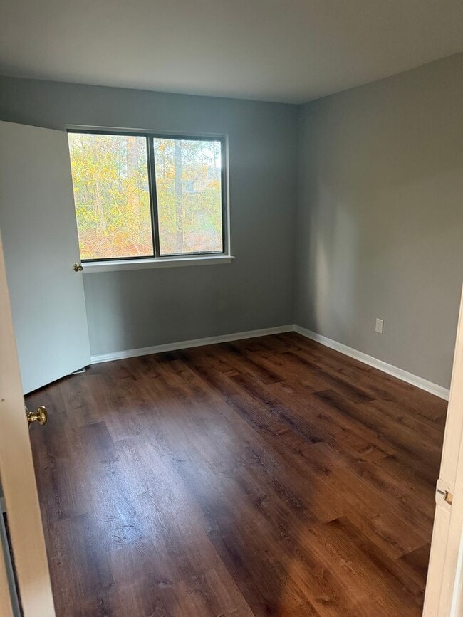 Building Photo - 1 Bedroom, 1 bathroom first floor apartmen...